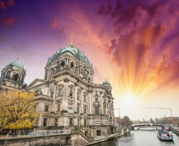 Berlin, Allemagne. Belle vue sur la cathédrale le long de la rivière Spree . — Photo