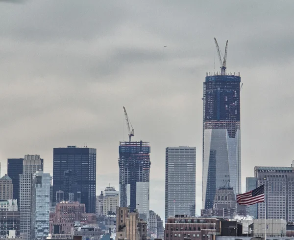 Manhattan skyline panorama con rascacielos urbanos y cielo nublado —  Fotos de Stock