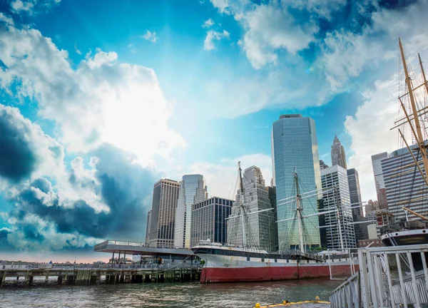 South Street Seaport, Nova Iorque. Linha do horizonte de Manhattan — Fotografia de Stock