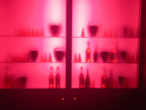 Размытое изображение витрины напитков в пабе — стоковое фото