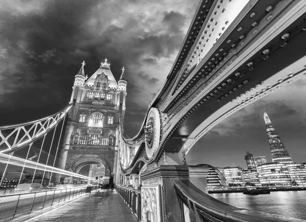 Noc přes tower bridge v Londýně. — Stock fotografie