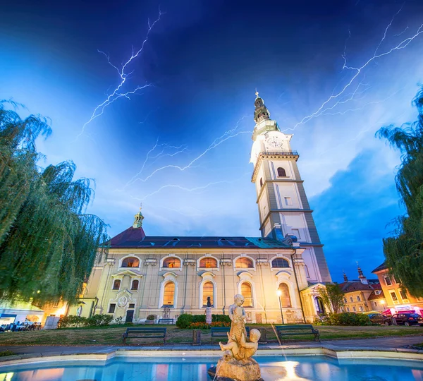 Colores nocturnos en Klagenfurt. Hermosos monumentos de la ciudad —  Fotos de Stock