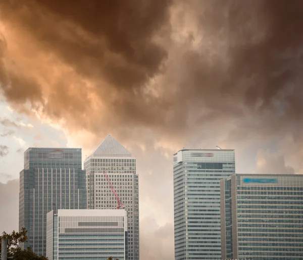 Londra finans bölgesi. gün batımında güzel manzarası — Stok fotoğraf