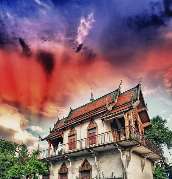 Thailand. Temple surrounded by vegetation with sunset sky — Stock Photo, Image