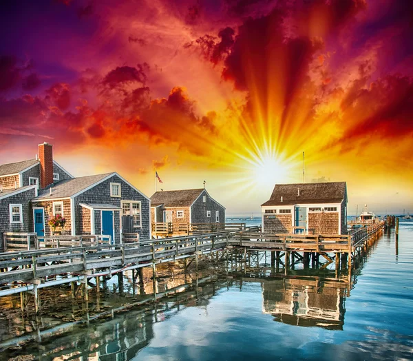 Nantucket, ma. prachtige haven zicht met houten huizen bij zonsondergang — Stockfoto