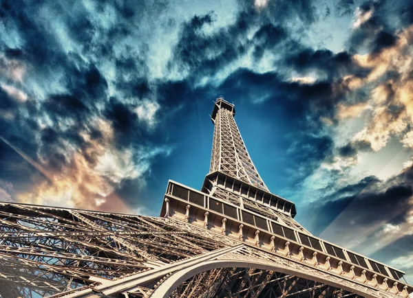 Paris. La Tour Eiffel, bottom-up street view — Stock Photo, Image