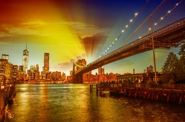 Ontspannen in brooklyn bridge park bij zonsondergang zomer. — Stockfoto