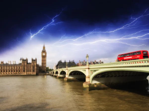 Bouře v Londýně. pohled na westminster oblasti — Stock fotografie