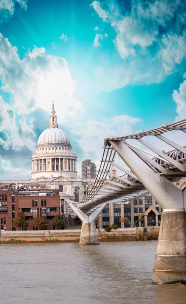 Die millennium bridge und die st paul kathedrale, london. — Stockfoto