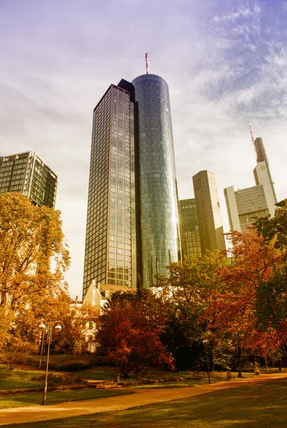 Edificios modernos y horizonte de Frankfurt desde un hermoso parque — Foto de Stock