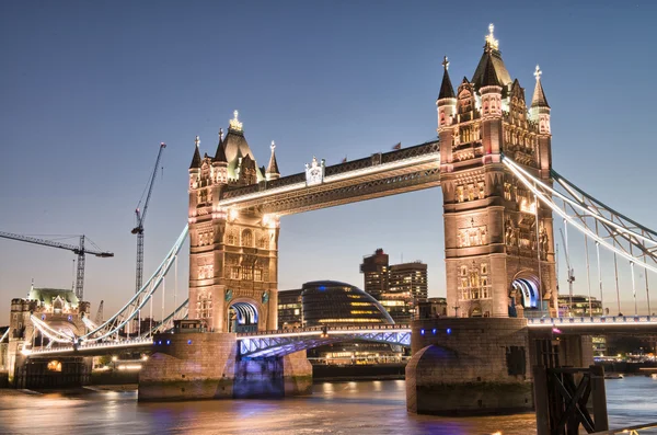 London, Storbritannien. fantastisk utsikt över berömda tower bridge efter solnedgången — Stockfoto