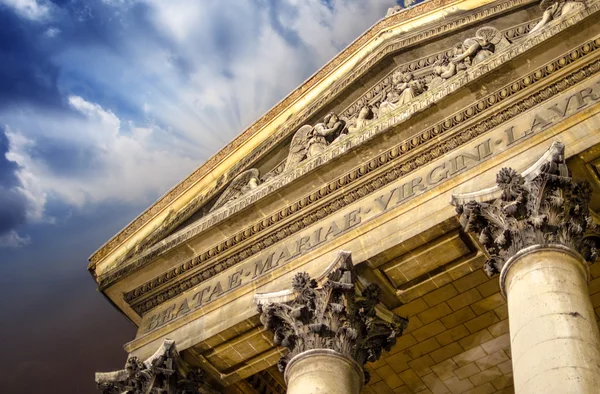 Dramatischer Himmel über Notre Dame de Lorette in Paris, Frankreich — Stockfoto