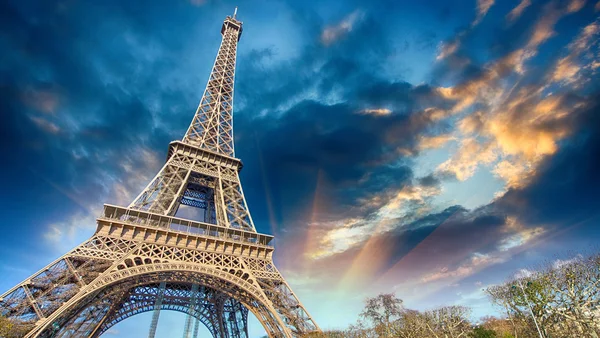 Hermosa vista de la Torre Eiffel en París — Foto de Stock