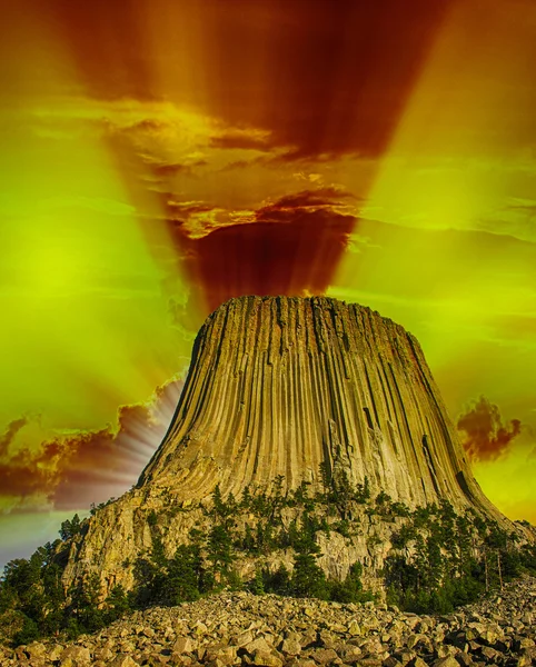Torre del Diablo, Wyoming. Colores del cielo sobre montaña famosa —  Fotos de Stock