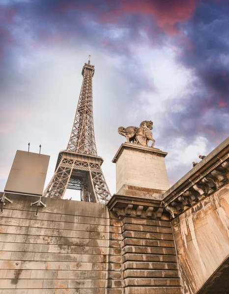 La tour eiffel seine Nehri'nin — Stok fotoğraf