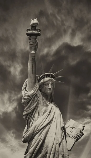 Zonsondergang achter Vrijheidsbeeld - new york — Stockfoto