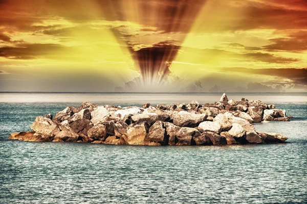 Pedras sobre a água, cores do pôr do sol na Itália — Fotografia de Stock