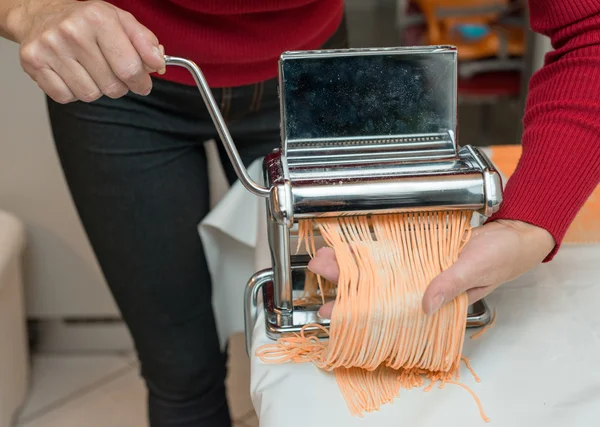 Woman Chef making simple homemade noodles with pasta machine. — Stock Photo, Image