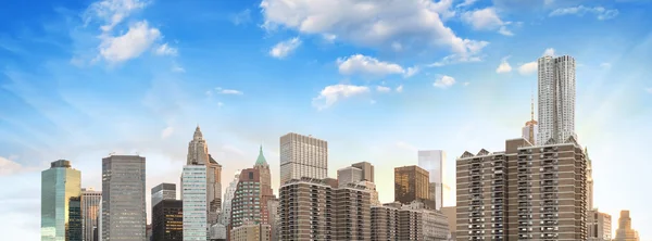 Panorama Manhattanu pod krásný západ slunce oblohou, new york city — Stock fotografie