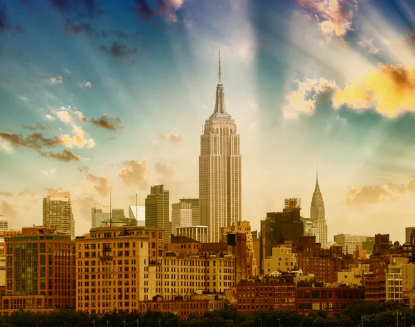 纽约-曼哈顿天际线在日落时的迷人景色 — 图库照片