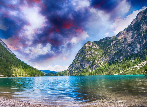 Alpin 湖与水晶般清澈的海水 — 图库照片