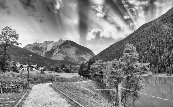 Lago delle Alpi con acque cristalline — Foto Stock