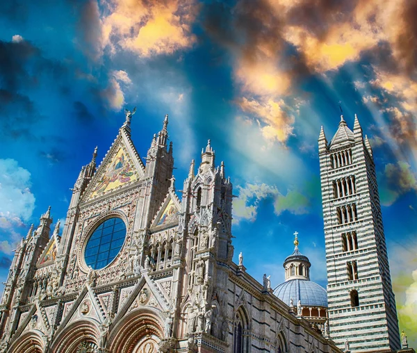 Siena kathedrale vor einem hellen sonnenuntergang in der toskana, italien — Stockfoto