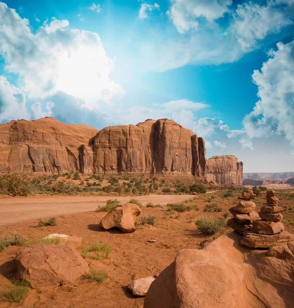 Colillas famosas en el paisaje único de Monument Valley, Utah, EE.UU. . — Foto de Stock