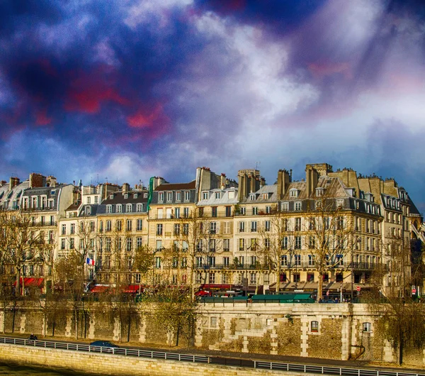 Edificio a lo largo del río Sena en París —  Fotos de Stock