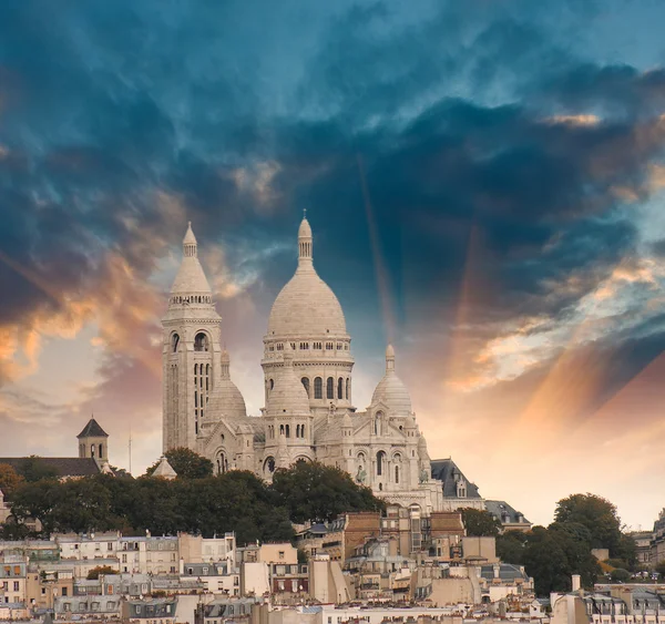 Coucher de soleil aux couleurs de Paris. Cathédrale du Sacré-Cœur vue aérienne — Photo