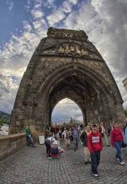 turistler charles Köprüsü üzerinden yürümek