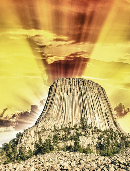 Devil's tower, wyoming. barvy oblohy nad slavnou horu — Stock fotografie