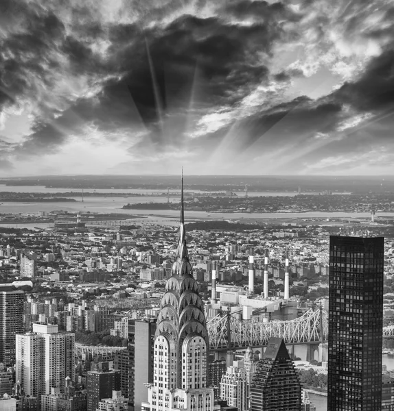 New york. prachtige zonsondergang over de stad. Luchtfoto van manhatta — Stockfoto