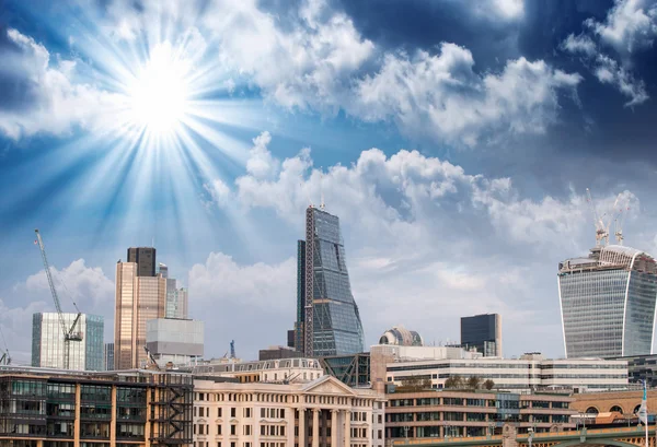伦敦，英国。现代城市天际线的美丽日落美景 — 图库照片