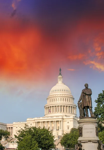 Закат над зданием Капитолия США в Вашингтоне . — стоковое фото