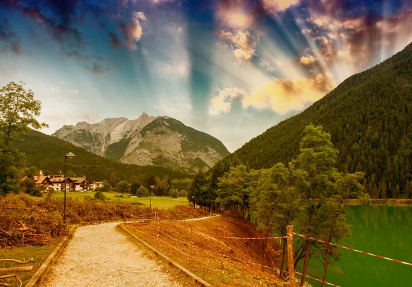 Lago Alpin con aguas cristalinas — Foto de Stock