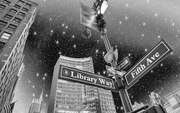Kütüphane yolu ve 5th avenue new York'ta trafik işareti — Stok fotoğraf
