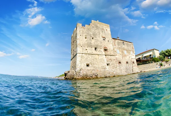 Oude toren uitzicht over de oceaan vanaf het water — Stockfoto