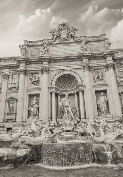 Mooi portret weergave van trevi-fontein in rome — Stockfoto