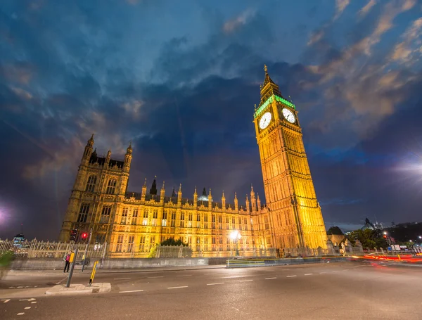 Londres, Reino Unido. Vista deslumbrante do Palácio de Westminster . — Fotografia de Stock