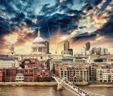 Londra. millennium Köprüsü'nün güzel havadan görünümü