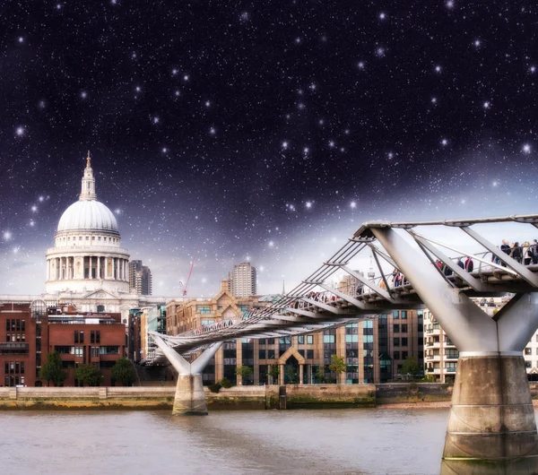 Sturm über Millennium Bridge in London — Stockfoto