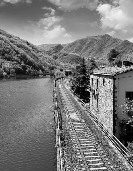 Nehir, gökyüzü ve Toskana bölgesinin bitki örtüsü ile demiryolu — Stok fotoğraf