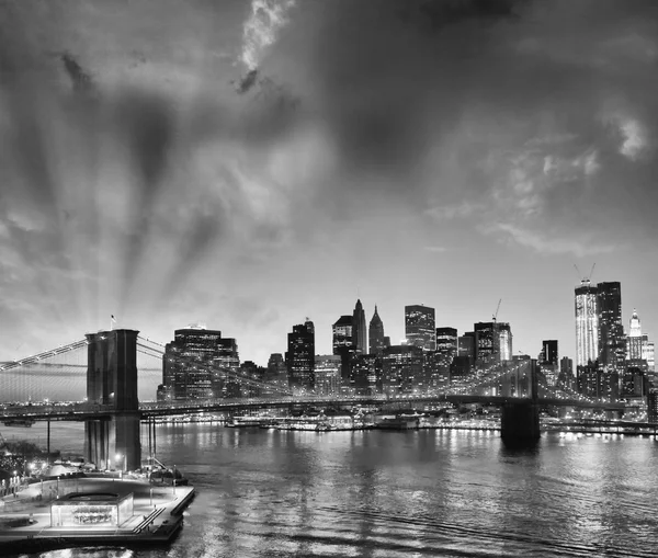 Fantastisk utsikt över manhattan och brooklyn bridge i solnedgången夕暮れのマンハッタンそしてブルックリン橋のすばらしい眺め — Stockfoto