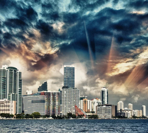 Miami, florida atemberaubende Skyline der Stadt in der Abenddämmerung, Meerblick — Stockfoto