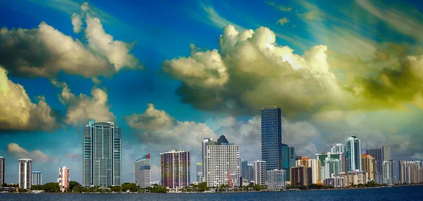 Miami. underbara stadssilhuetten vid solnedgången. — Stockfoto