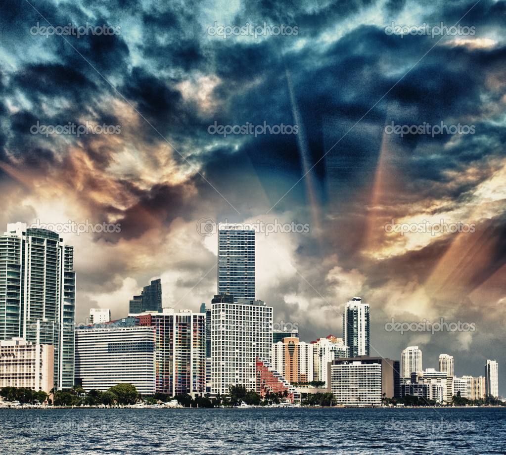 Miami, Florida. Esboço impressionante da cidade ao entardecer, vista para o  mar — Foto © jovannig #37991191, image size:1023x920