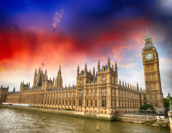 Palacio de Westminster al atardecer, Londres. Casas del Parlamento —  Fotos de Stock