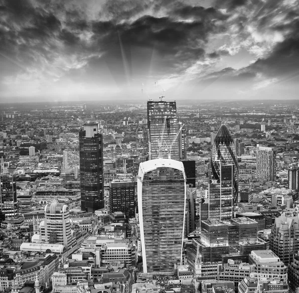 Londra. alacakaranlıkta modern siluetinin çarpıcı havadan görünümü — Stok fotoğraf