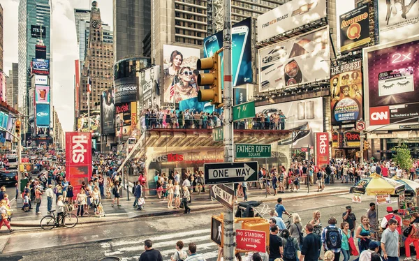 NEW YORK - MAY 22: Tourists walk in busy Times Square intersecti — Stock Photo, Image